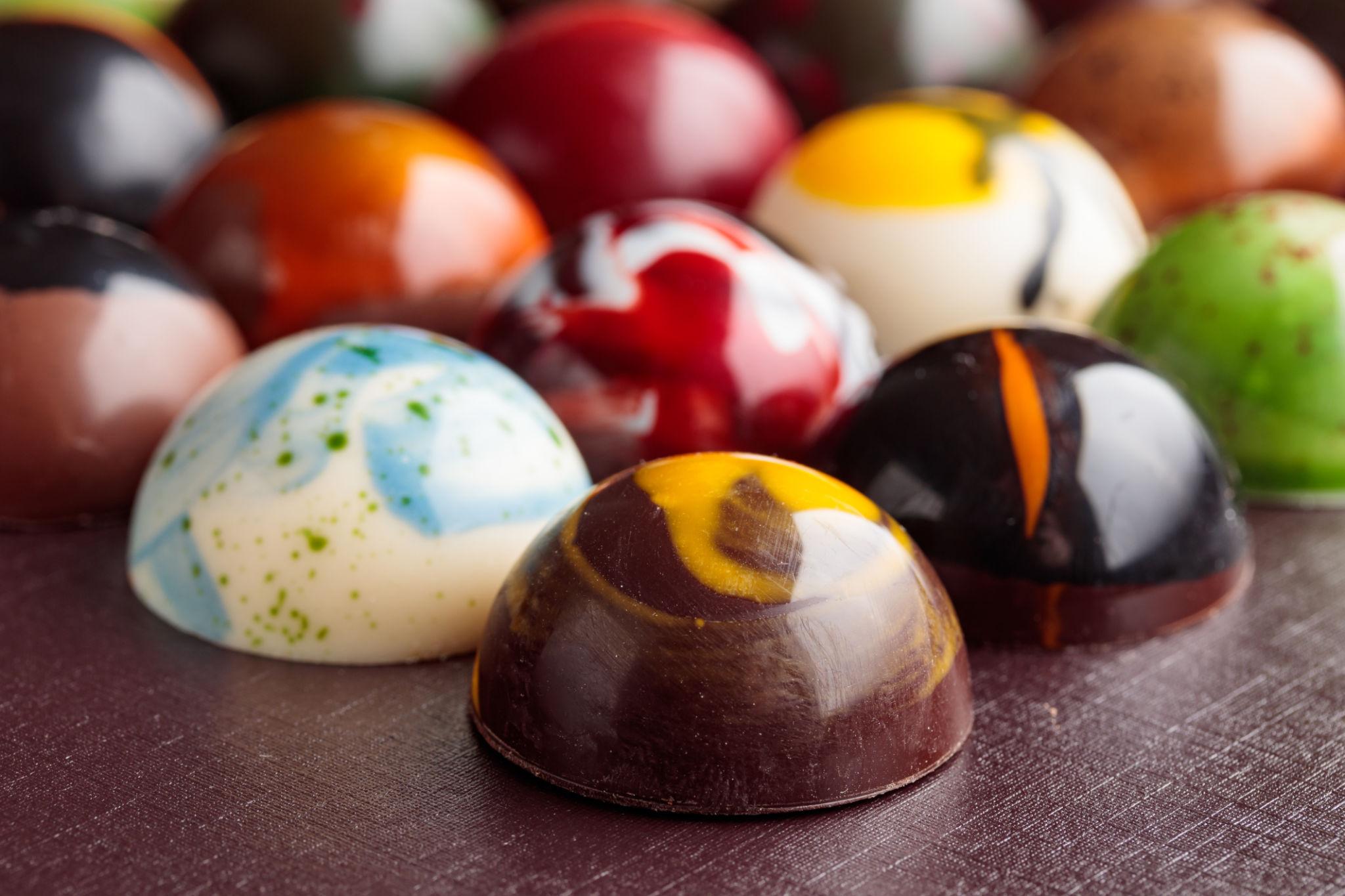 Glossy hand-painted QAVERA bonbons